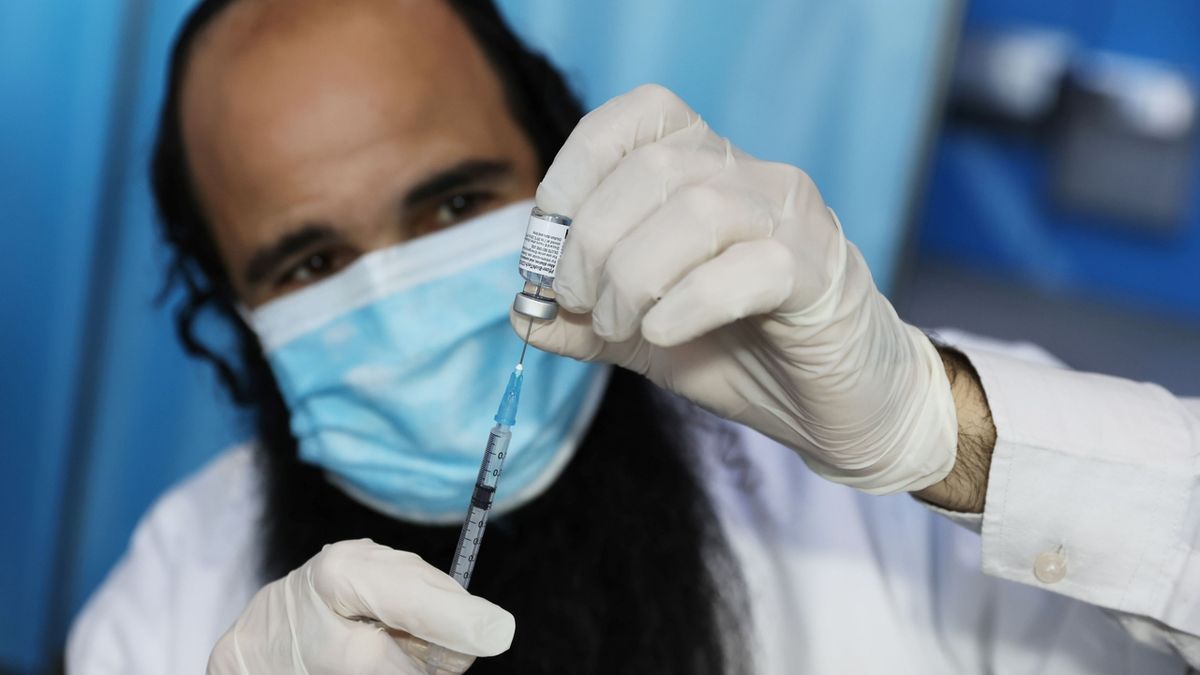 Třinácti Izraelcům po očkování ochrnul obličej